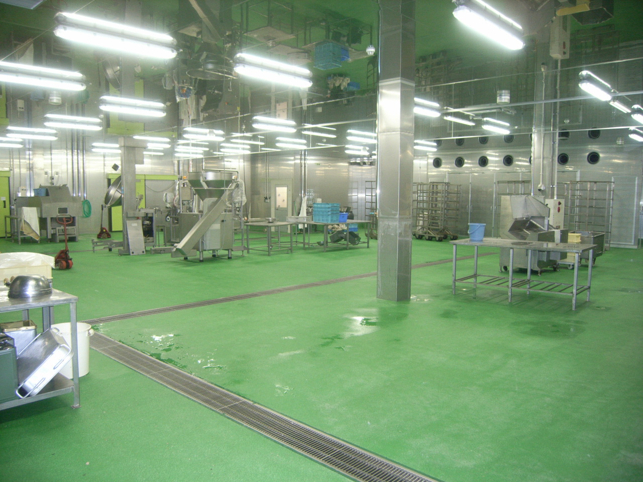 狩野設備工業が施工した食品関連工場の完成写真。設備メンテナンスの対象となる設備の一例