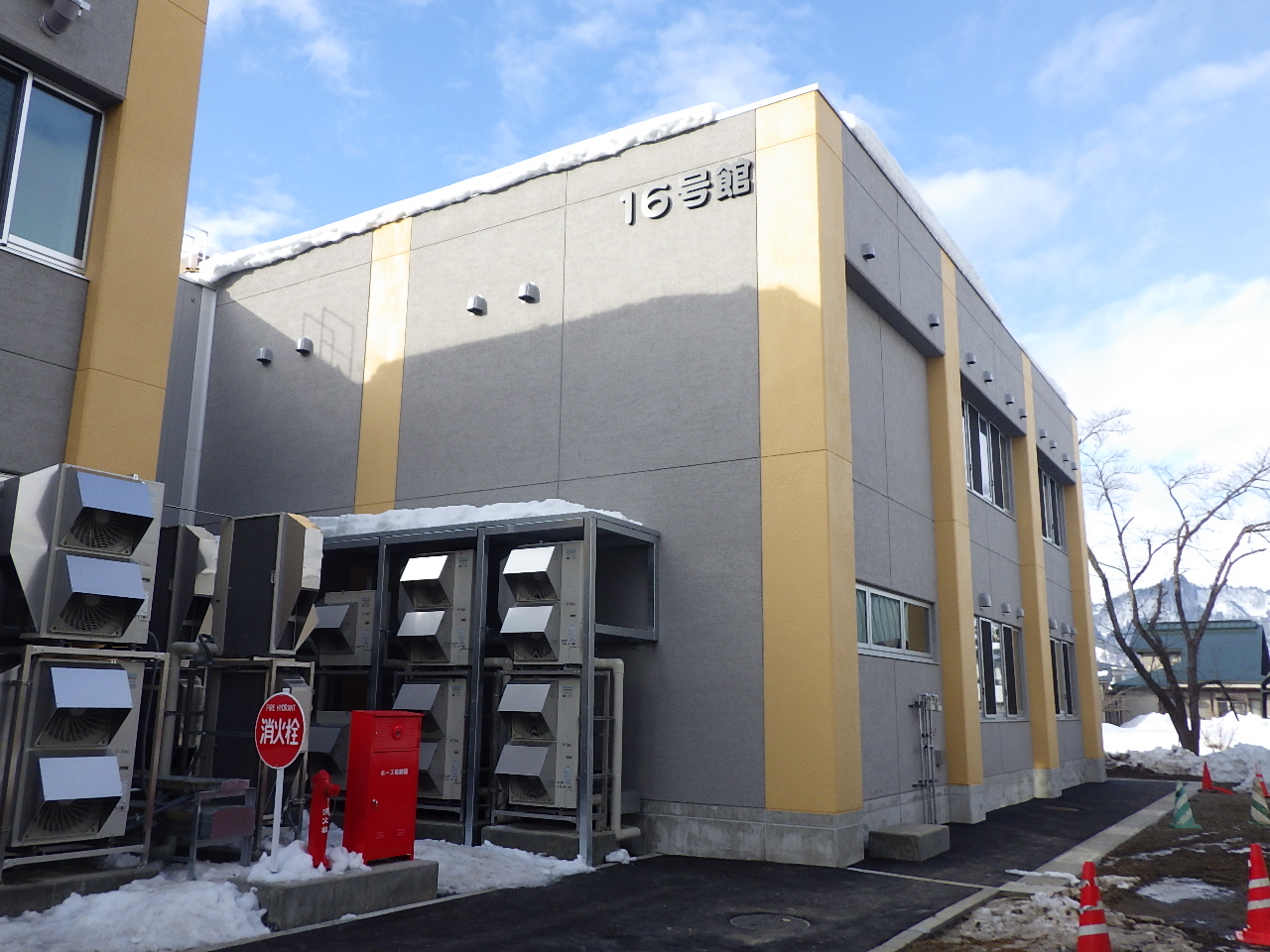 狩野設備工業が機械設備工事を手がけた建物の外観。壁面に並ぶ大型の換気ダクトも施工範囲です（山形大学 米沢キャンパス）