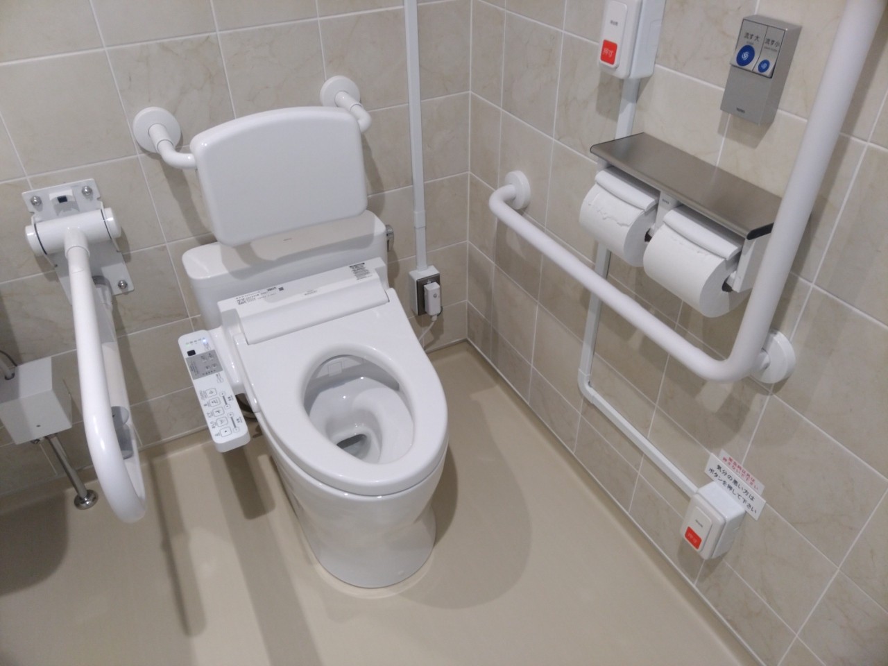 狩野設備工業が施工した多目的トイレの完成写真。給排水衛生設備工事の一例